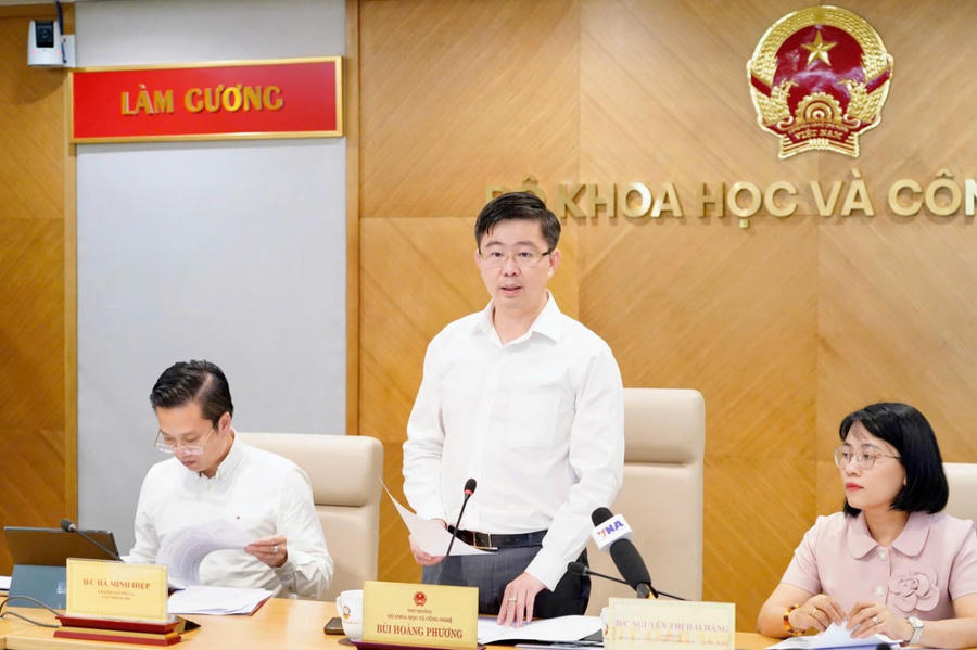 Thứ trưởng Bộ KH&CN Bùi Hoàng Phương điều hành Họp báo tháng 7 (Ảnh: Bộ KH&CN).