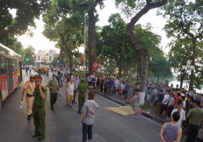 Nạn nhân bị đâm bắn vào vệ đường tử vong tại chỗ.