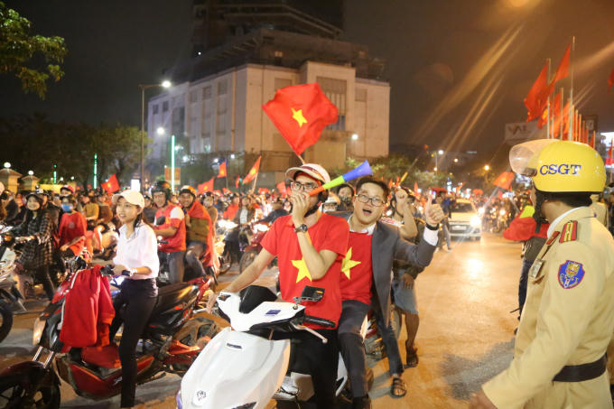Lực lượng CSGT phối hợp điều hòa hướng dẫn giao thông ngã sau trung tâm TP Huế.