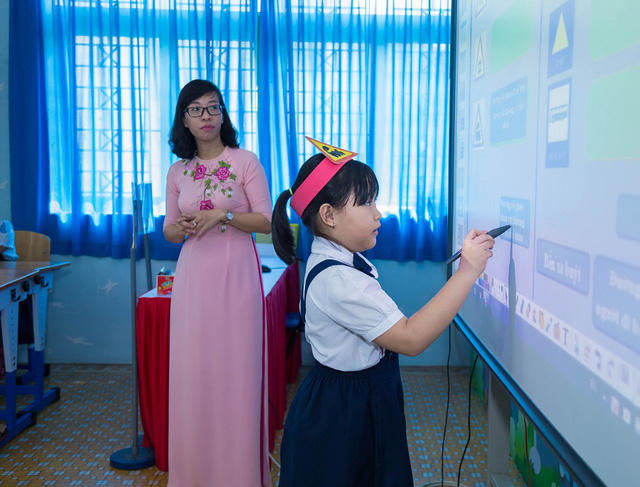 Tác phong, lời ăn tiếng nói của giáo viên thường được mọi người quan tâm, chú ý. (Ảnh minh họa)