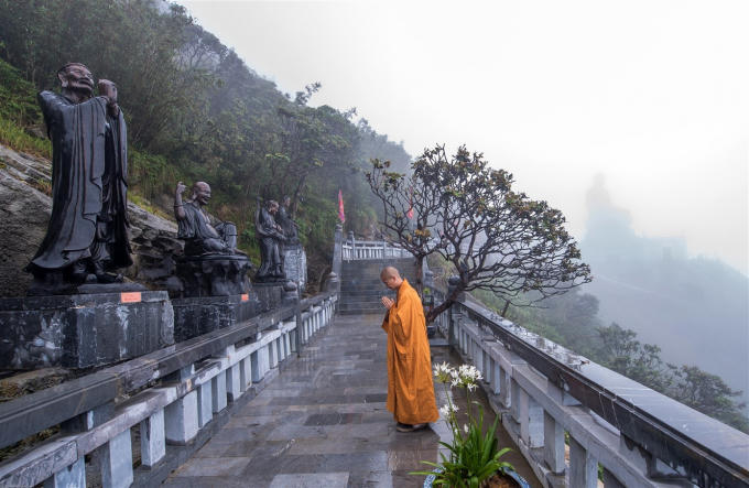 Quần thể văn hóa tâm linh tại Sun World Fansipan Legend hội tụ nhiều công trình Phật giáo tiêu biểu như Vọng lĩnh Cao đài, Bảo An Thiền Tự, Bích Vân Thiền Tự, Kim Sơn Bảo Thắng Tự, Đường La Hán, tượng Quan Thế Âm Bồ Tát…