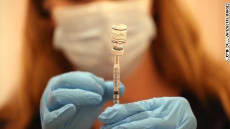 Tiêm vaccine để hạn chế khả năng nhập viện và biến chứng nặng. Ảnh: India-on24h