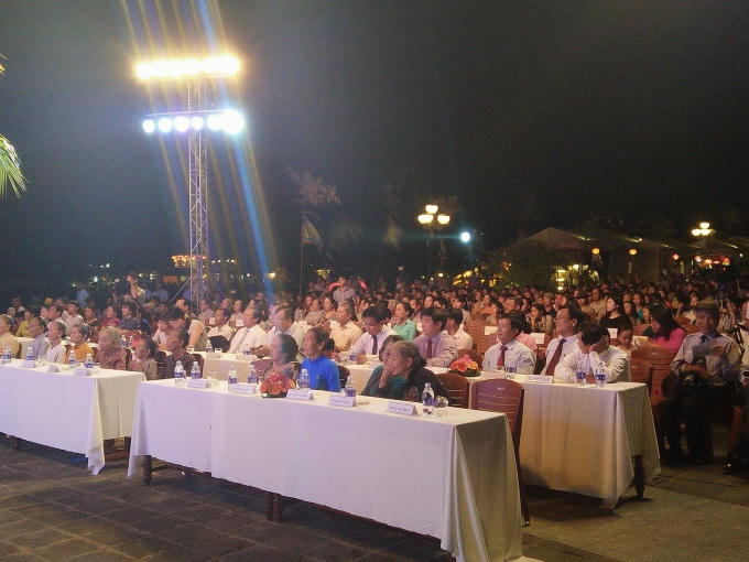 Đêm hội hoa Đăng thu hút hàng ngàn người tham dự.