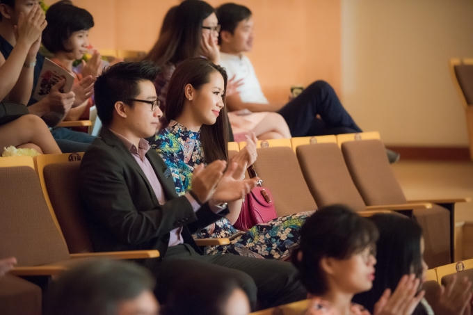 Ngồi dưới hàng ghế khán giả, vợ chồng Dương Thùy Linh chăm chú theo dõi em trai trình diễn những bản nhạc nổi tiếng. Cả hai luôn ủng hộ em trai trong sự nghiệp nghệ thuật.