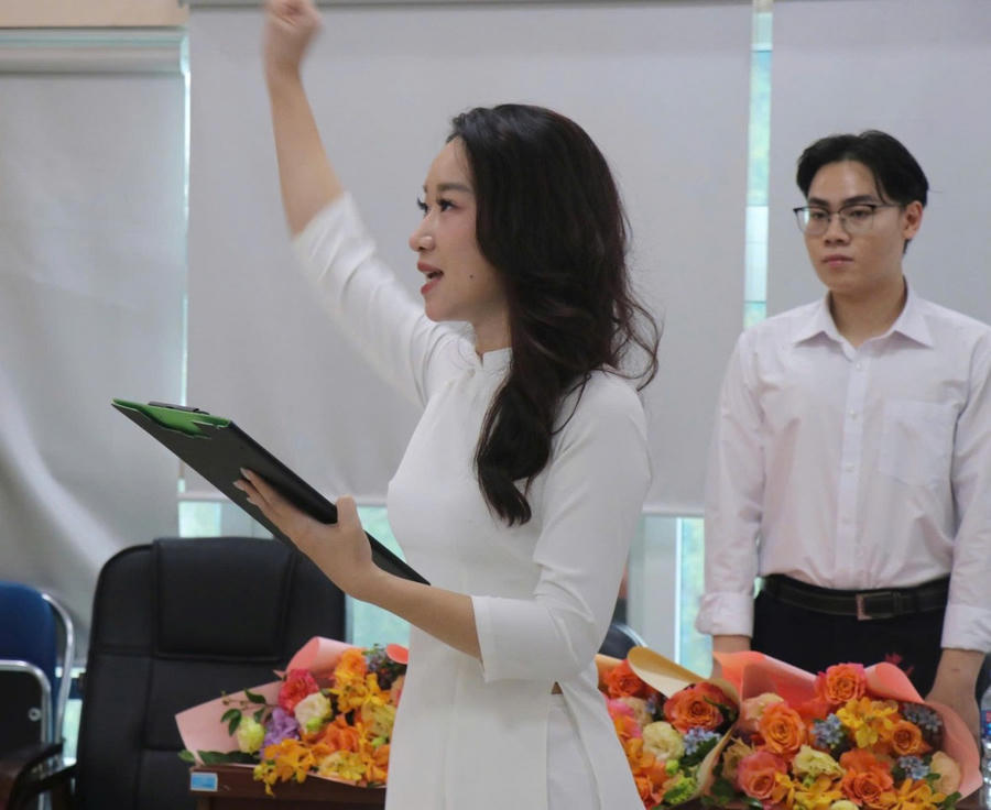 Đảng viên mới Nguyễn Trâm Anh đọc lời tuyên thệ.