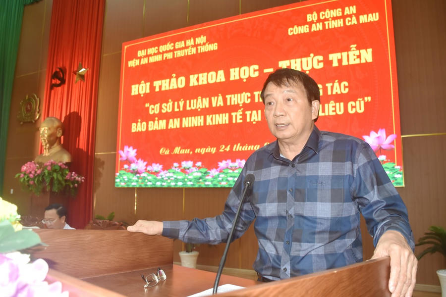 Đại tá, Giáo sư, Tiến sĩ Bùi Minh Thanh - Giảng viên cao cấp, Viện An ninh phi truyền thống trình bày Báo cáo đề dẫn Hội thảo.