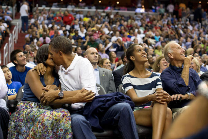 Barack Obama hôn vợ hưởng ứng trào lưu "Kiss Cam" khi đang tham dự trận thi đấu Olympic bóng chày giữa Mỹ và Brazil, diễn ra vào 16/7/2012.