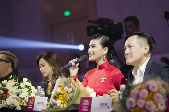 Kết hợp cùng cách make up tô điểm những lợi thế của vẻ đẹp khuôn mặt và phong thái “quý bà” đầy sang trọng trong suốt thời lượng chương trình, Trương Thị May nhanh chóng nhận được sự chú ý và khen ngợi của khán giả khi ngồi ghế nóng của cuộc thi.