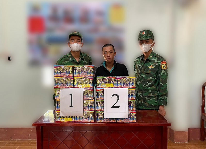Đối tượng cùng tang vật. Ảnh: Luận Quân