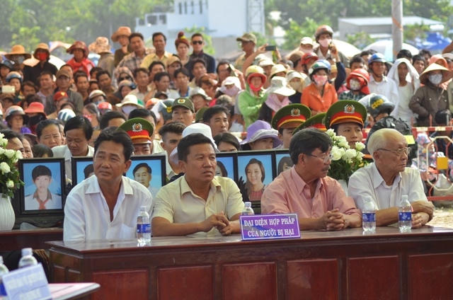 Gia đình bị hại đang nghe Viện kiểm sát luận tội các bị cáo (Ảnh: Dân trí).