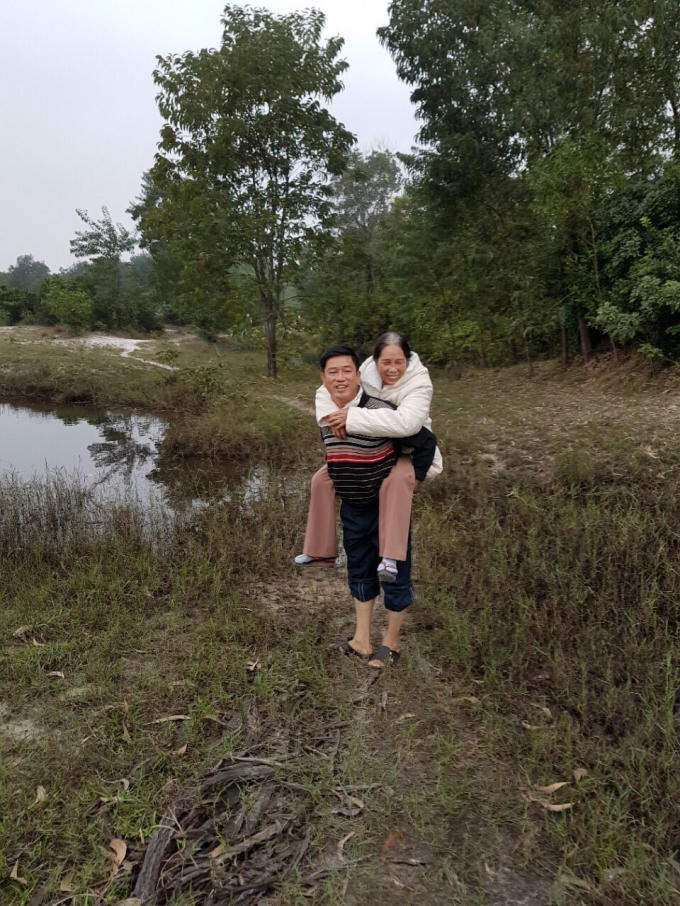 Con trai bà Hoa cõng mẹ ra khu đất mà Chủ tịch xã đã lập hồ sơ để chiếm đoạt.