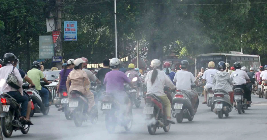 Thời điểm bắt đầu thực hiện kiểm định khí thải xe mô tô, xe gắn máy đang lưu hành được phân chia theo khu vực, bắt đầu từ ngày 01/01/2027 đối với xe lưu hành trên địa bàn Hà Nội và Thành phố Hồ Chí Minh; từ ngày 01/01/2028 đối với xe lưu hành trên địa bàn bốn thành phố trực thuộc Trung ương còn lại là Hải Phòng, Đà Nẵng, Cần Thơ và Huế; và từ ngày 01/01/2030 đối với xe lưu hành trên địa bàn các tỉnh, thành phố còn lại, các địa phương này có thể quy định áp dụng thời hạn sớm hơn tùy theo tình hình thực tế.