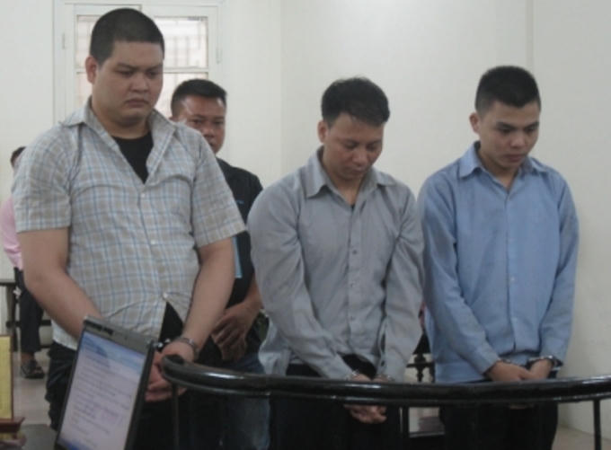 Các bị cáo trước vành móng ngựa trong phiên tòa