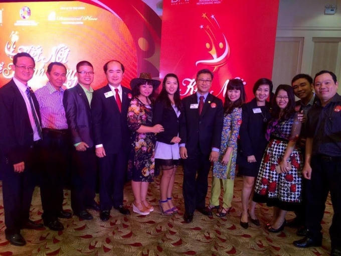 Ông Hồ Quang Minh, Chủ Tịch BNI Việt Nam (thứ 4 từ trái qua) cùng Ban lãnh đạo BNI Việt Nam chụp hình giao lưu với các thành viên BNI.
