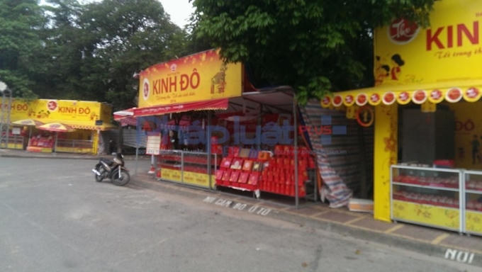 Khách mua hàng phải dừng xe dưới lòng đường.