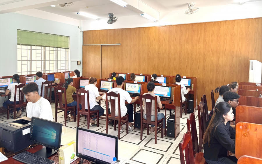 Các thí sinh tham gia phần thi lý thuyết.