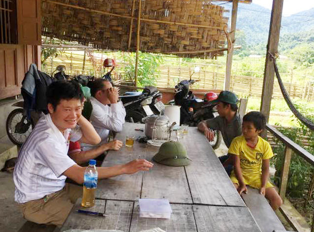 Các thành viên tổ vận động thuyết phục phụ huynh cho con đi học.