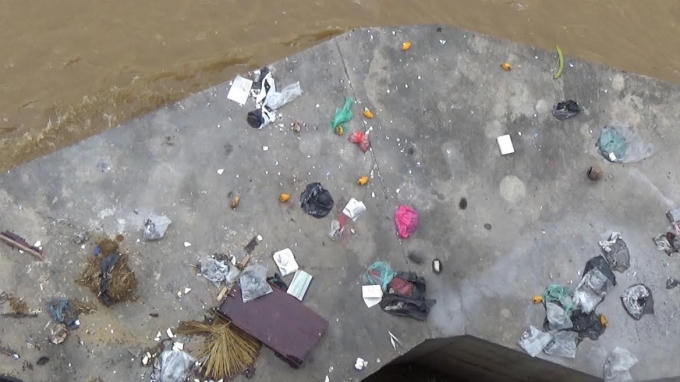 Rác vứt xuống sông còn đọng lại ở gờ của trụ cầu Chương Dương.