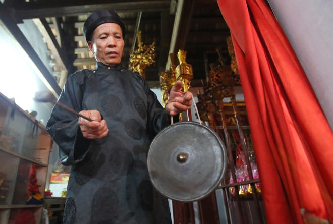 Cụ Nguyễn Văn Phàn (70 tuổi) đánh chiêng báo hiệu nghi thức tế lễ kết thúc.