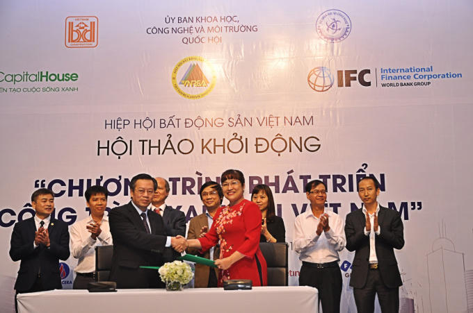 Bà Lưu Thị Thanh Mẫu-TGĐ Phuc Khang Corporation, nhà phát triển BĐS đầu tiên khu vực Phía Nam tiên phong kí cam kết Phát triển Công trình xanh tại Việt Nam.