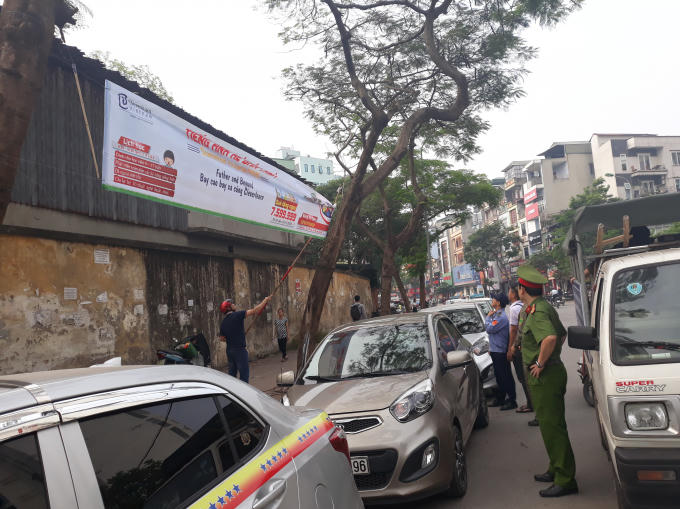 Tiến hành tháo dỡ mái che, mái vẩy, biển quảng cáo, các công trình xây dựng trái phép.