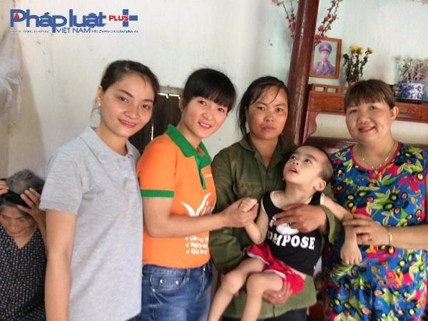 X&oacute;t l&ograve;ng gia cảnh b&eacute; trai bị bại n&atilde;o, cả nh&agrave; tr&ocirc;ng v&agrave;o hơn một s&agrave;o ruộng