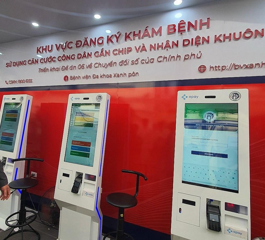 Mô hình “Khám chữa bệnh sử dụng sinh trắc học, KIOSK tự phục vụ” tại Bệnh viện Đa khoa Xanh Pôn (Hà Nội).