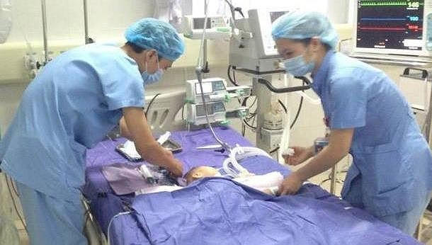 Ăn thuốc chuột bé trai 26 tháng suýt mất mạng