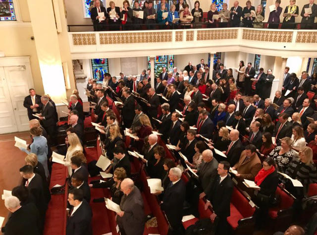 Quang cảnh tại nh&agrave; thờ nơi &ocirc;ng Trump v&agrave; phu nh&acirc;n đi lễ v&agrave;o s&aacute;ng ng&agrave;y 20/1 (Ảnh: Twitter)