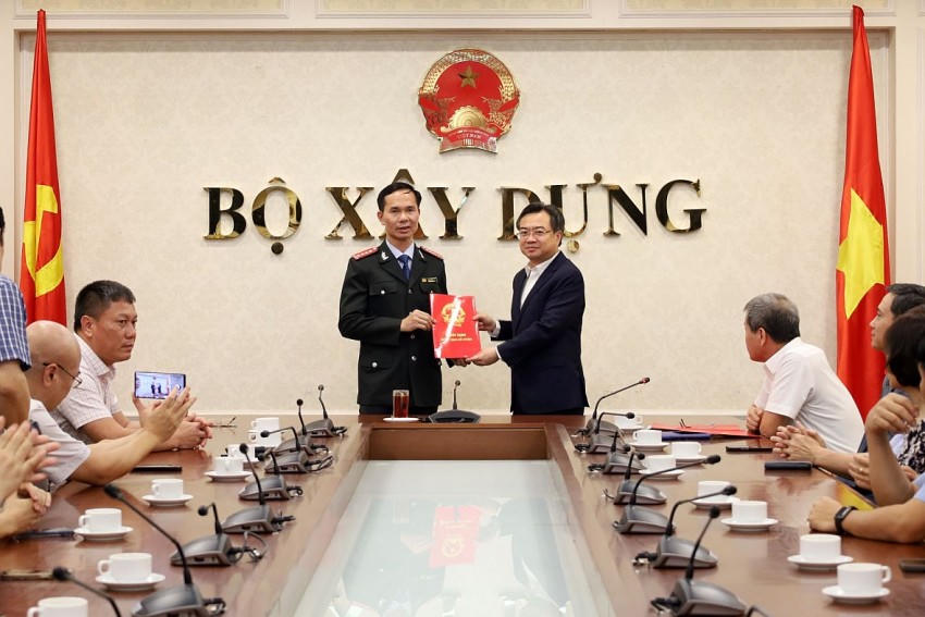 Ông Chu Hồng Uy (trái) giữ chức Chánh Thanh tra Bộ Xây dựng. Ảnh Trần Hà