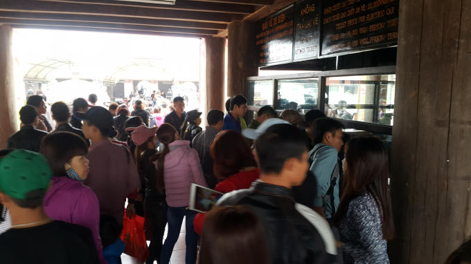 Phòng bán vé xe điện quá tải.