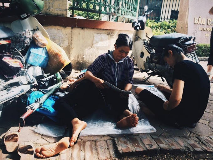 Mỗi người chờ con thi với những suy nghĩ khác nhau, nhưng họ có chung tâm trạng thấp thỏm lo âu.