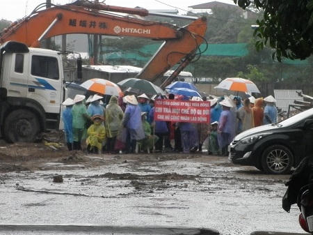 H&agrave;ng trăm c&ocirc;ng nh&acirc;n C&ocirc;ng ty Dệt M&ugrave;a Đ&ocirc;ng &ldquo;đội mưa&rdquo; đ&ograve;i quyền lợi