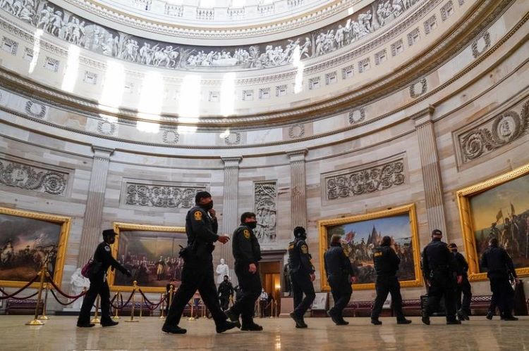 Cảnh sát bang Virginia và Cảnh sát Quốc hội được điều đến phòng Rotunda vào ngày hôm sau.
