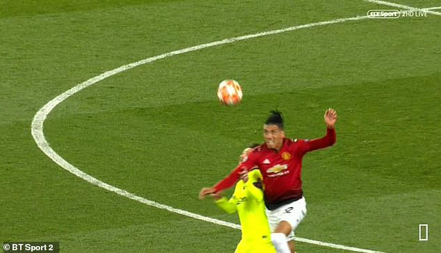 Messi ăn trọn cú húc vai của Smalling. (Ảnh: BT Sport2)