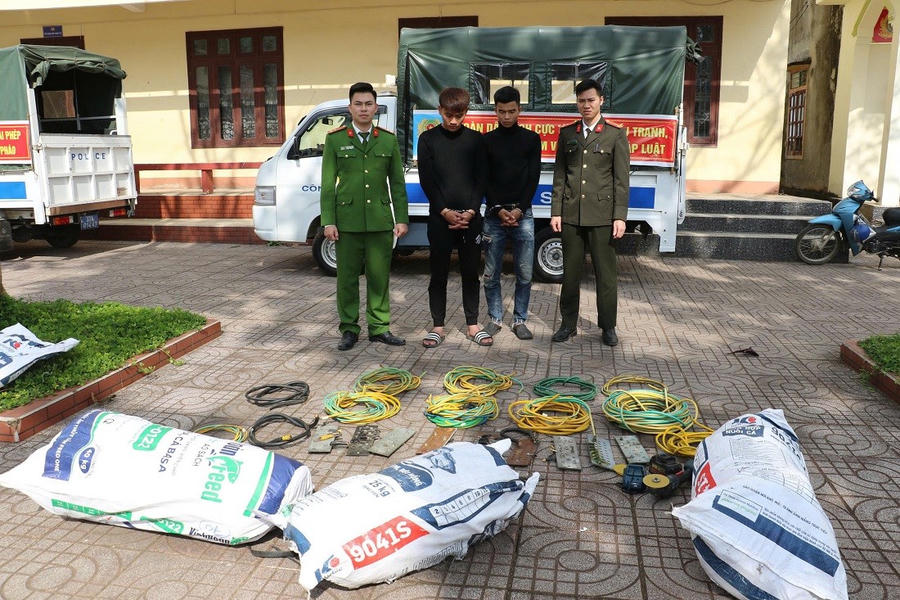 Bùi Văn Hội và Bùi Phúc Tráng cùng tang vật vụ án - Ảnh Công an Nghệ an.