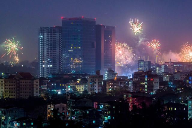 Yangon, Myanmar trong đêm giao thừa.