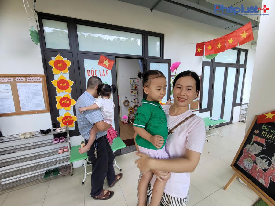 Phụ huynh chụp ảnh lưu niệm cùng con trước khi vào lớp.