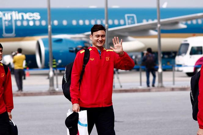 Thủ thành tuyển Việt Nam vẫn chào mọi người.