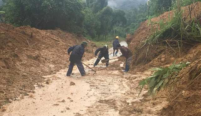Tại Mường Lát, nhiều tuyến đường liên tục bị sạt vách ta-luy khiến đường vào huyện bị cô lập.