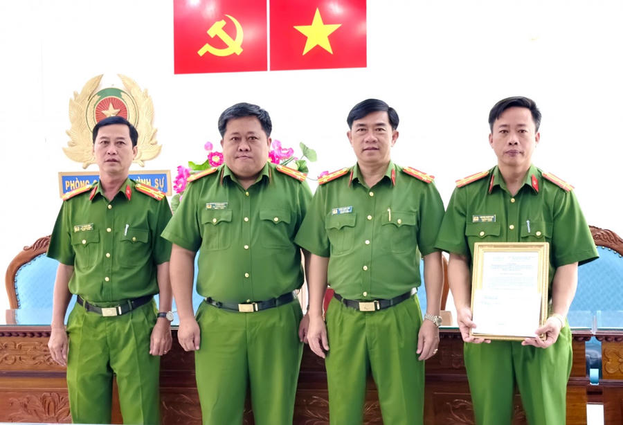 Đại tá Châu Quốc Huy - Tỉnh ủy viên, Phó Giám đốc Công an tỉnh, Phó Trưởng Ban Chỉ đạo 138 tỉnh Bạc Liêu, trao Quyết định thưởng nóng cho Phòng Cảnh sát hình sự.