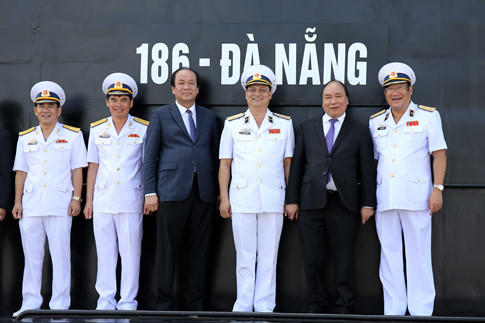 Thủ tướng và thủ trưởng quân chủng Hải quân, chỉ huy lữ đoàn 189 chụp hình lưu niệm trên tàu 186 - Đà Nẵng
