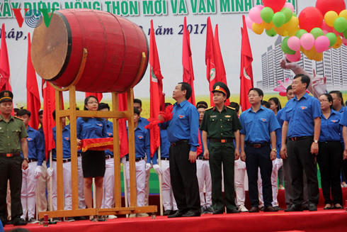 Phó Thủ tướng đánh trống phát động tháng thanh niên. (Ảnh:VOV).