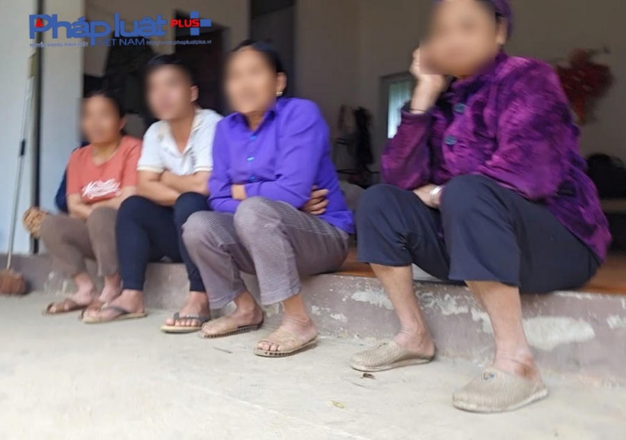 Nhiều người dân thôn Tân Ve bức xúc, vì phải chịu ảnh hưởng bụi bặm, tiếng ồn khi xe vận chuyển quặng.