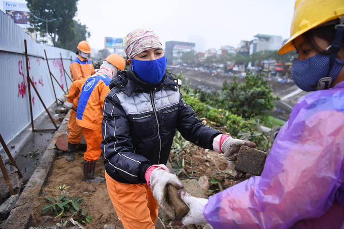 Số cây có thể trồng được đưa về ô đất trống thuộc nút giao đại lộ Thăng Long với tỉnh lộ 70, quận Nam Từ Liêm. Kinh phí chặt hạ, đánh chuyển cây xanh trên tuyến đường hết khoảng 3,6 tỷ đồng.