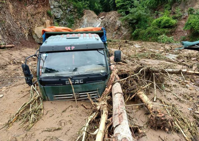 Xe ô tô bị vùi trong đất