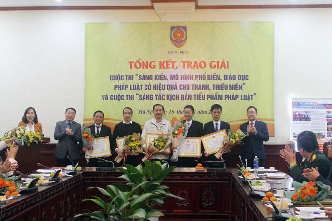 Bộ Tư pháp trao giải hai cuộc thi về phổ biến pháp luật