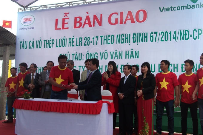 Lễ bàn giao tàu cá vỏ thép cho ngư dân Hân.