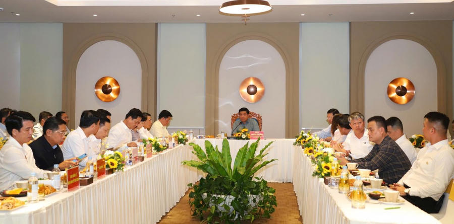 Quang cảnh buổi làm việc