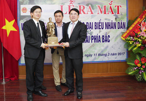 Phó Chủ tịch UBND TP Hải Phòng Lê Khắc Nam trao tặng Báo Đại biểu Nhân dân bức tượng Danh nhân Văn hóa, Trạng Trình Nguyễn Bỉnh Khiêm - Ảnh: Duy Thông